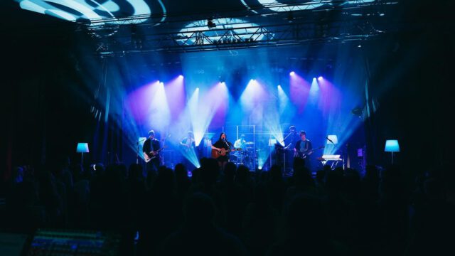 @madelinejuno | Tour Zu Besuch 2024 | 📷 @mr.mediaa | #dennisbaumannlighting #lotte #lightingdesign #ma2 @ma_lighting_international #dailybeams #brightnessblog @brightnessblog