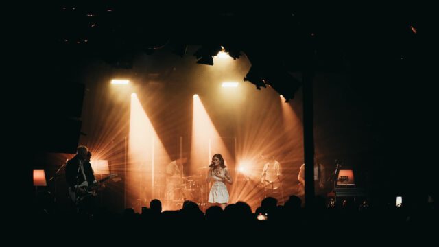 @madelinejuno | Tour Zu Besuch 2024 | 📷 @mr.mediaa | #dennisbaumannlighting #lotte #lightingdesign #ma2 @ma_lighting_international #dailybeams #brightnessblog @brightnessblog